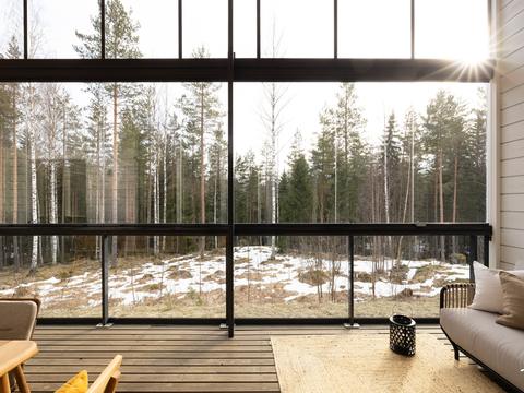 Myyty koti – terassi metsänäkymällä